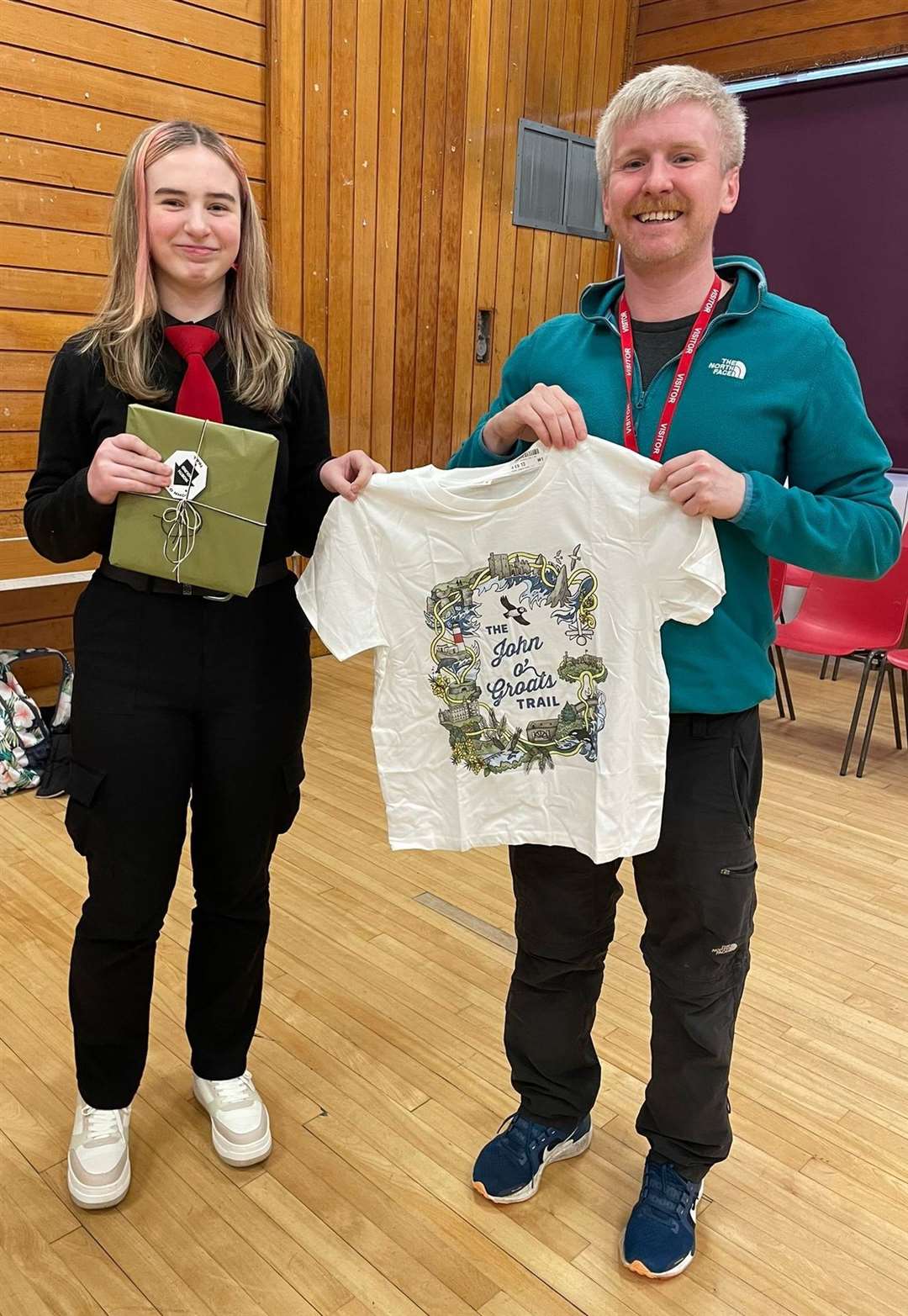 John O’Groats Trail manager Ken McElroy presents winner Lola Greaves with the new John O’Groats Trail t-shirt.