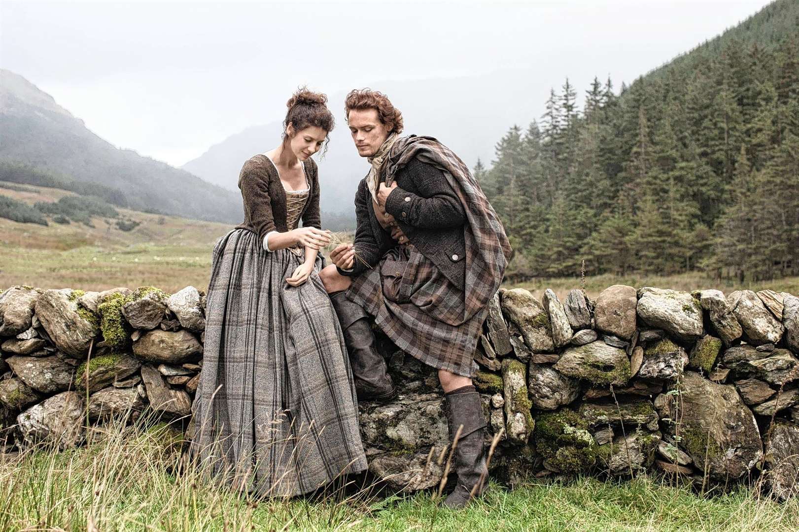 Claire Randall (Catriona Balfe) and Jamie Fraser (Sam Heughan)..