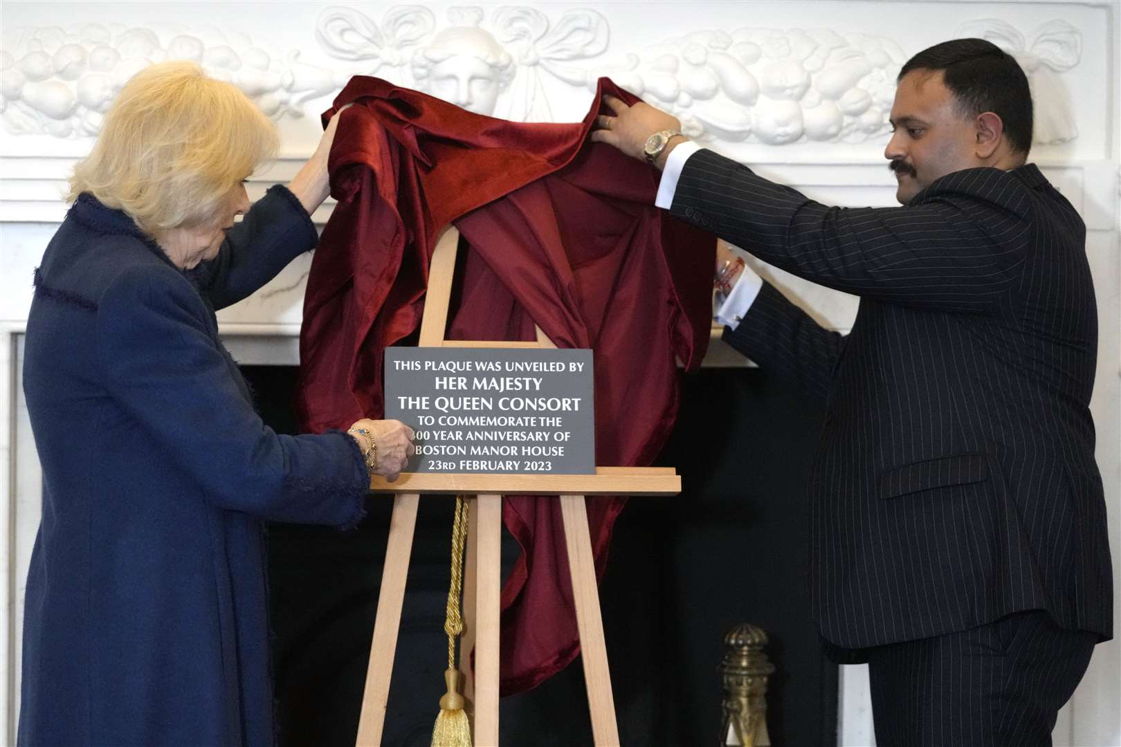 The Queen Consort unveils a plaque with Councillor Shantanu Rajawat, leader of Hounslow Council (Kirsty Wigglesworth/PA)