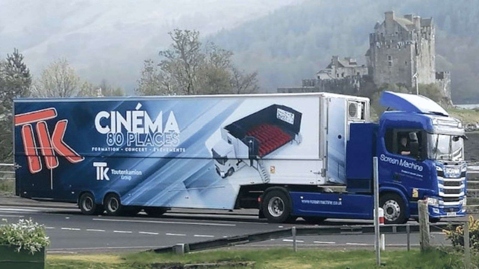 Cinémobile has 80 comfortable seats and is almost identical to the Screen Machine,