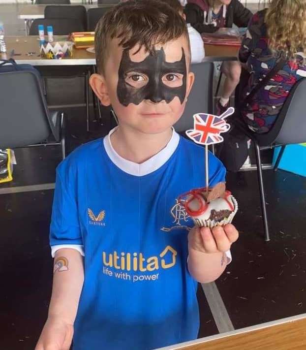 This little lad spent an enjoyable afternoon at the fete having his face painted and tasting delicious jubilee cakes.