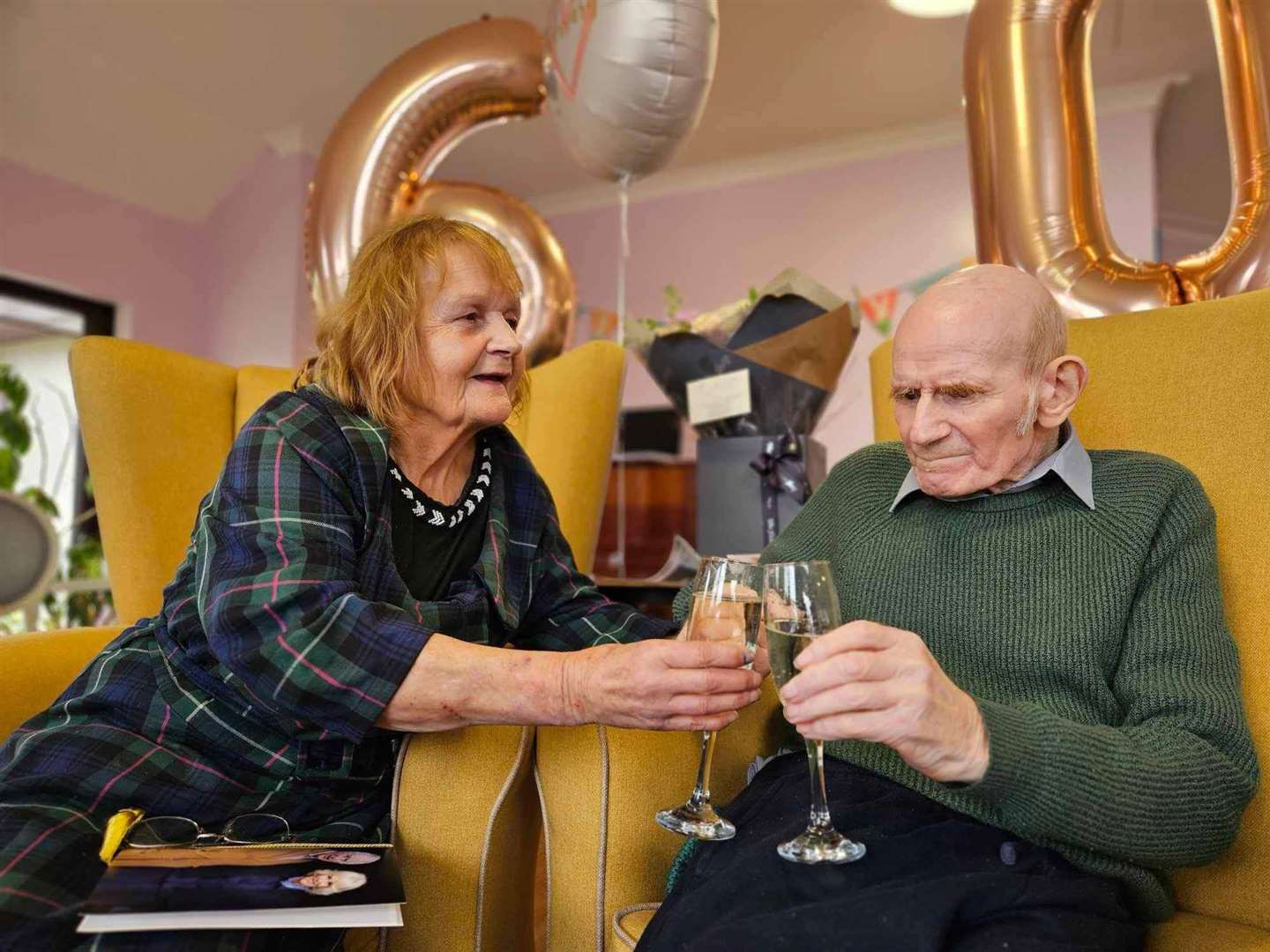 The couple celebrated their 60th anniversary with a glass of wine before Billy serenaded his wife with a song.
