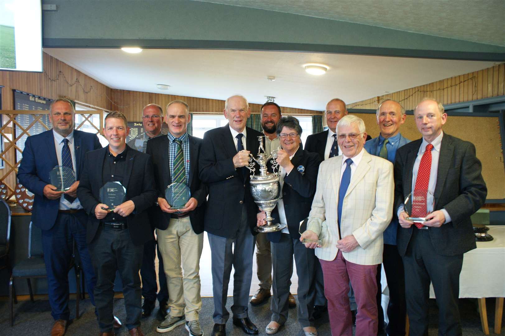 Back (L to R) – Roddy Cameron, Alexander Macdonald, David Pearson and James smith Front (L to R) – James Macbeath, Darren Hexley, Kevin Matheson, Fifteen times Champion Jim Miller holding the Championship trophy with Elizabeth Munro, George F Sutherland and Ronald R Macdonald.