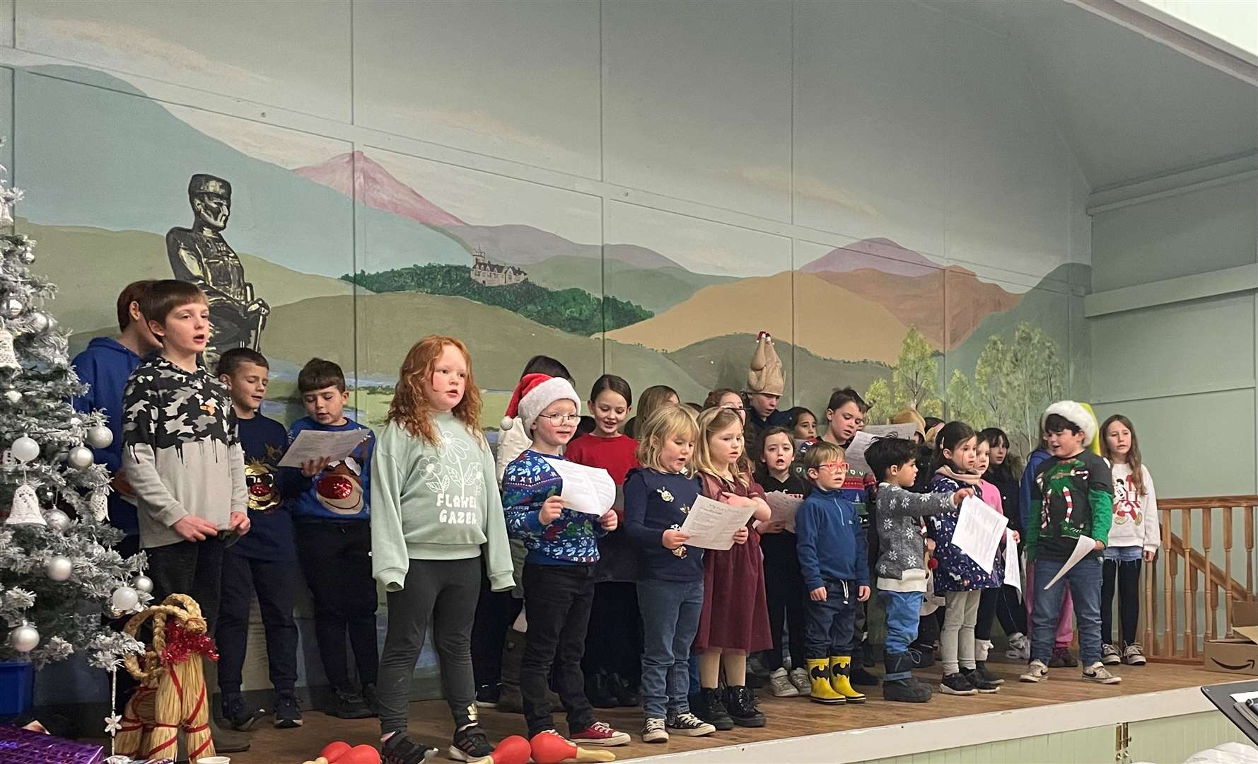 Pupils from Gledfield and Bonar Bridge primary schools sang carols led by singing coach Simone Laraway.