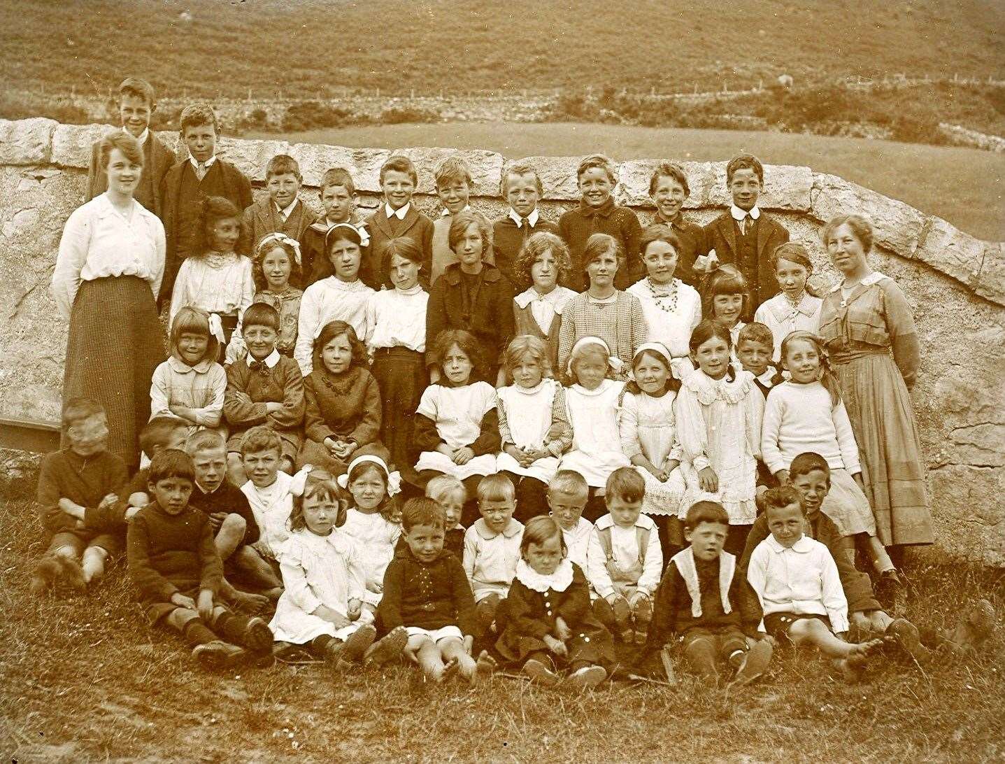 Portgower School class photo from the early 1900s.