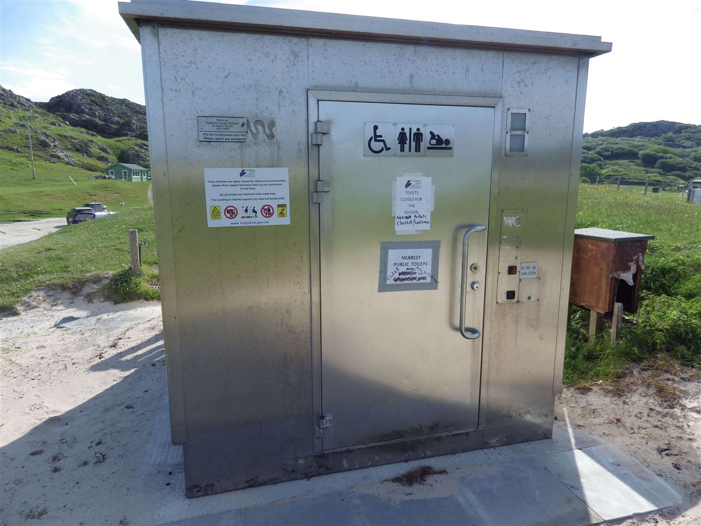 The portable unisex toilet cubicle moved from Gairloch beach to Achmelvich beach.