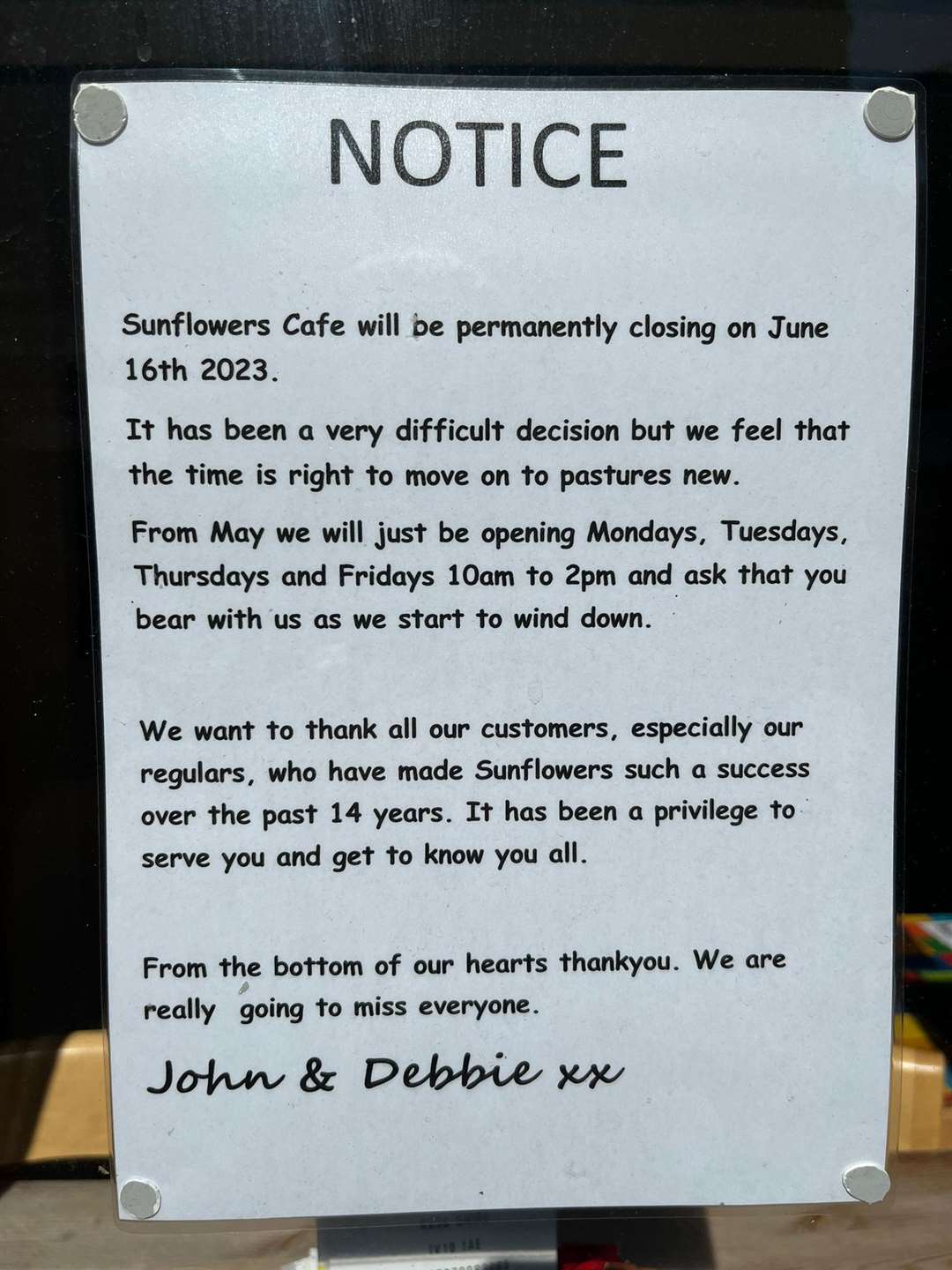A notice announcing the cafe's closure has been displayed on its window.