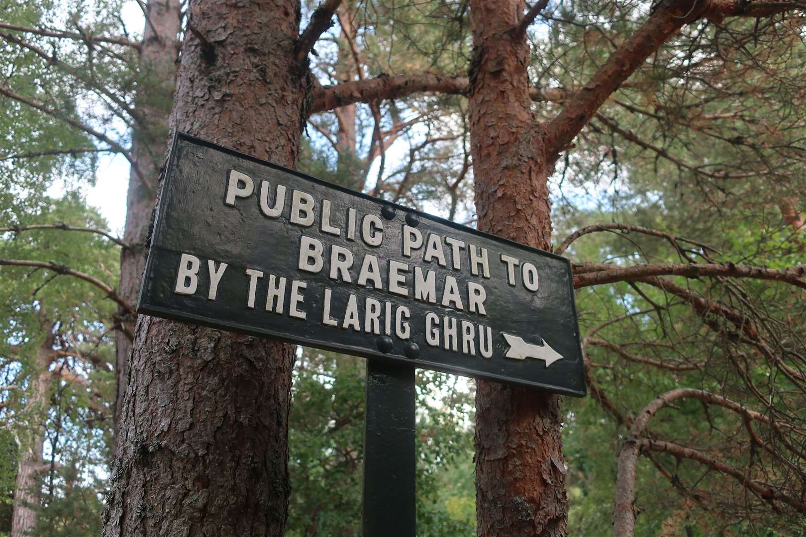 An early right of way sign at Coylumbridge points back to Braemar.