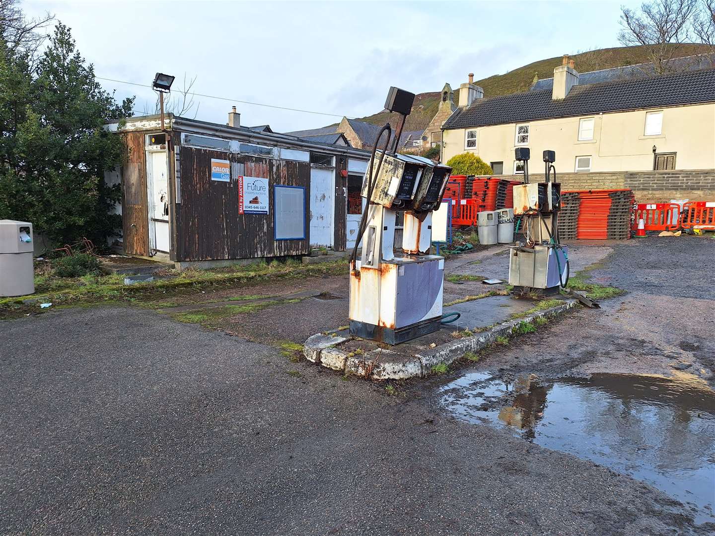 The site contains a semi-derelict timber built kiosk, fuel pumps and underground tanks.