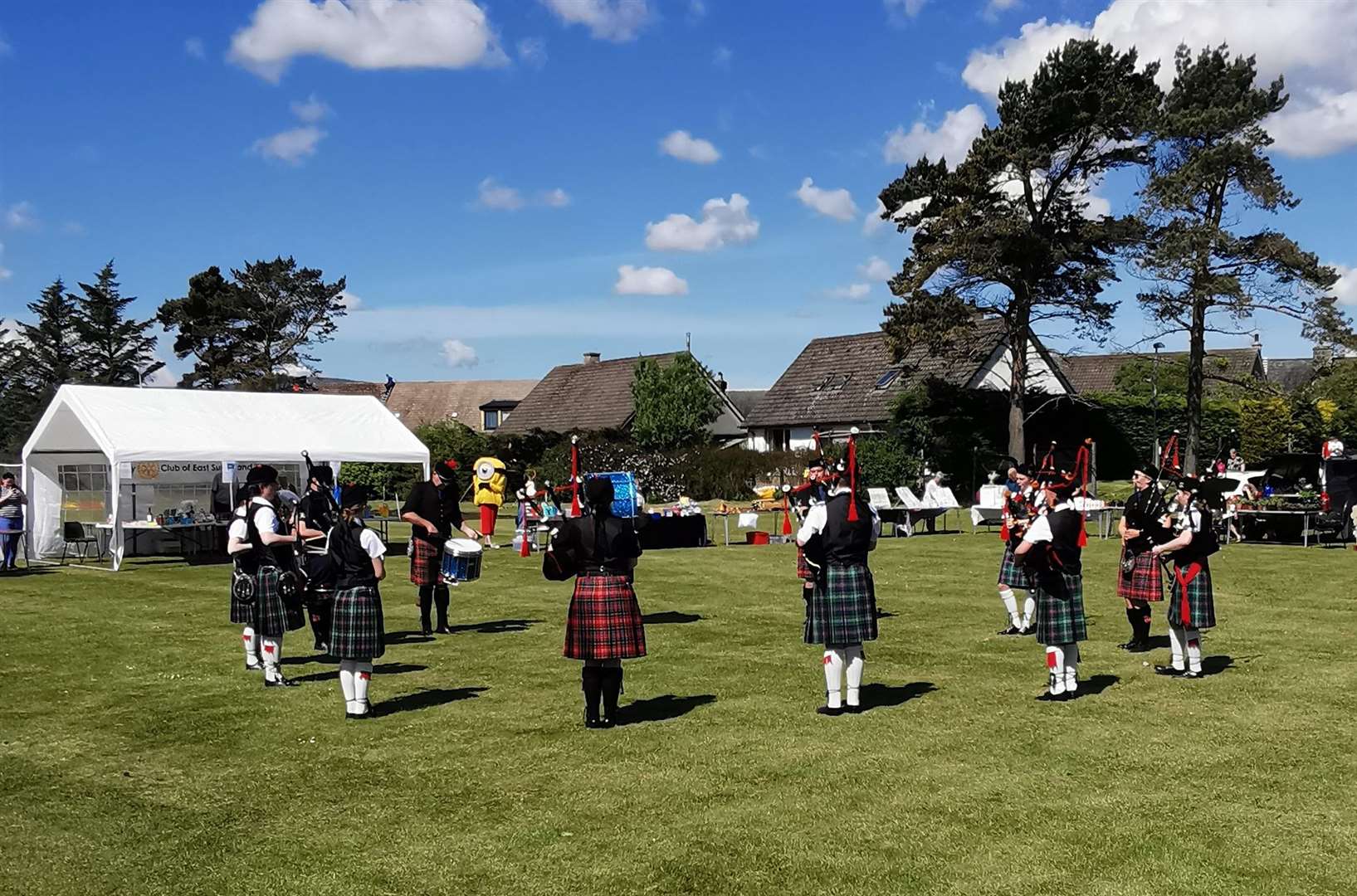 The community fete began with the Sutherland Schools pipe band playing which everyone enjoyed immensely.