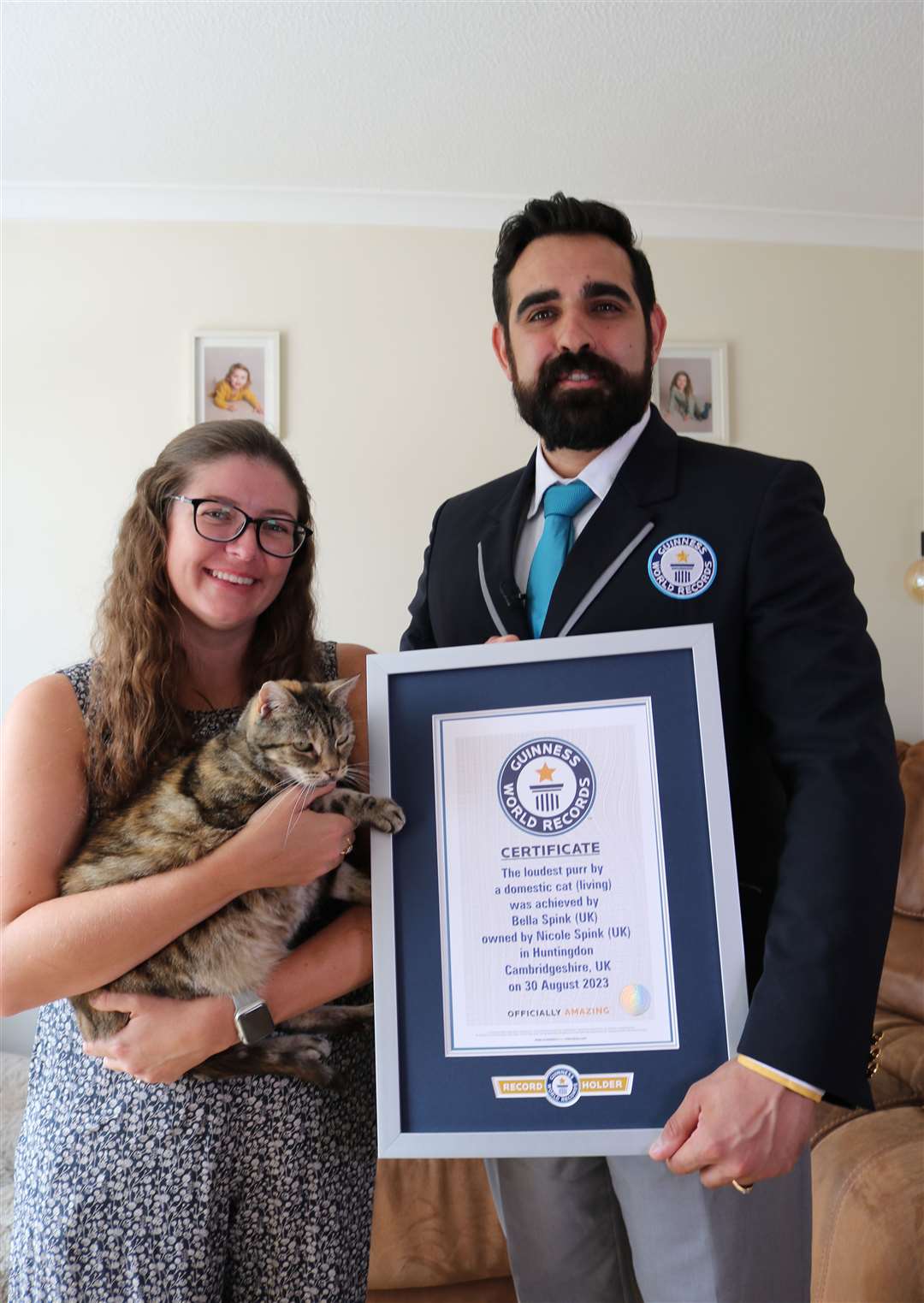 Nicole Spink, Bella’s owner, with Guinness World Records adjudicator Dave Wilson (Guinness World Records/Whiskas/PA)