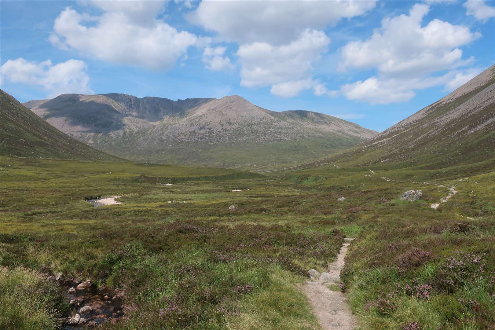 A view to the mighty Braeriach from the clear path through the Lairig Ghru.