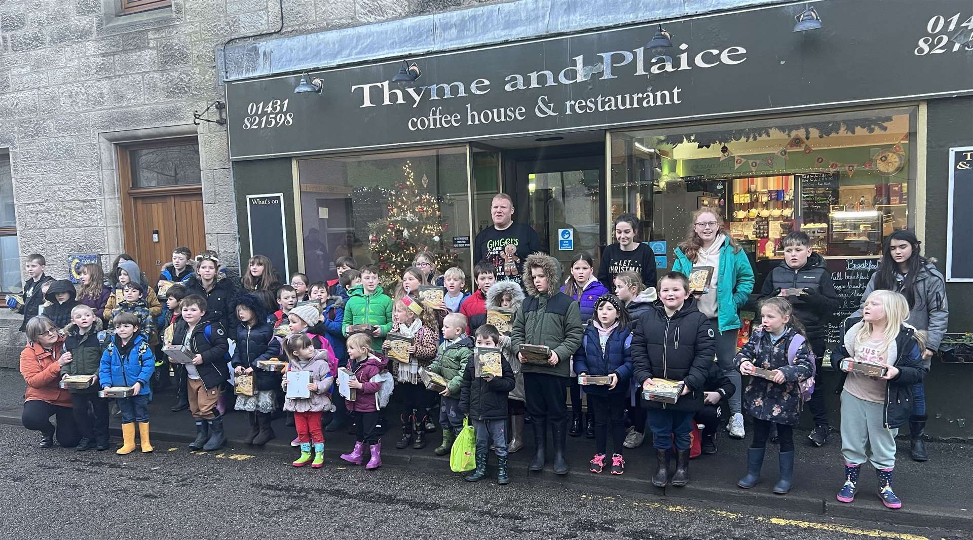 Rob and staff at Thyme and Plaice with the children from Helmsdale Primary.