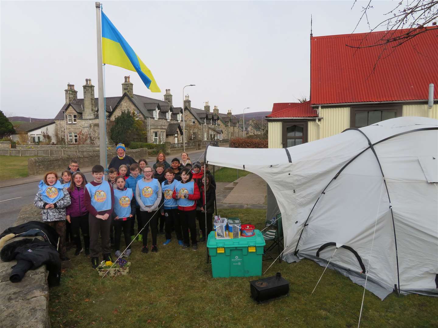 Rotakids from Brora Primary School were the last to visit Alistair Risk during his outdoor sojurn to raise money to buy ShelterBox tents for Ukrainian refugees.