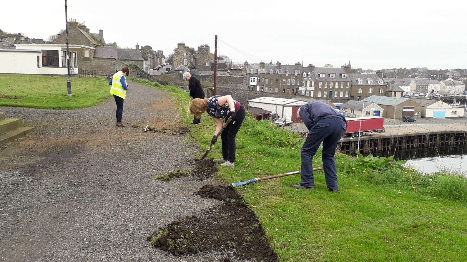 Wick Paths Group volunteers joined members of the Seafarers Memorial Group to tidy up the Braehead area in preparation for the unveiling.