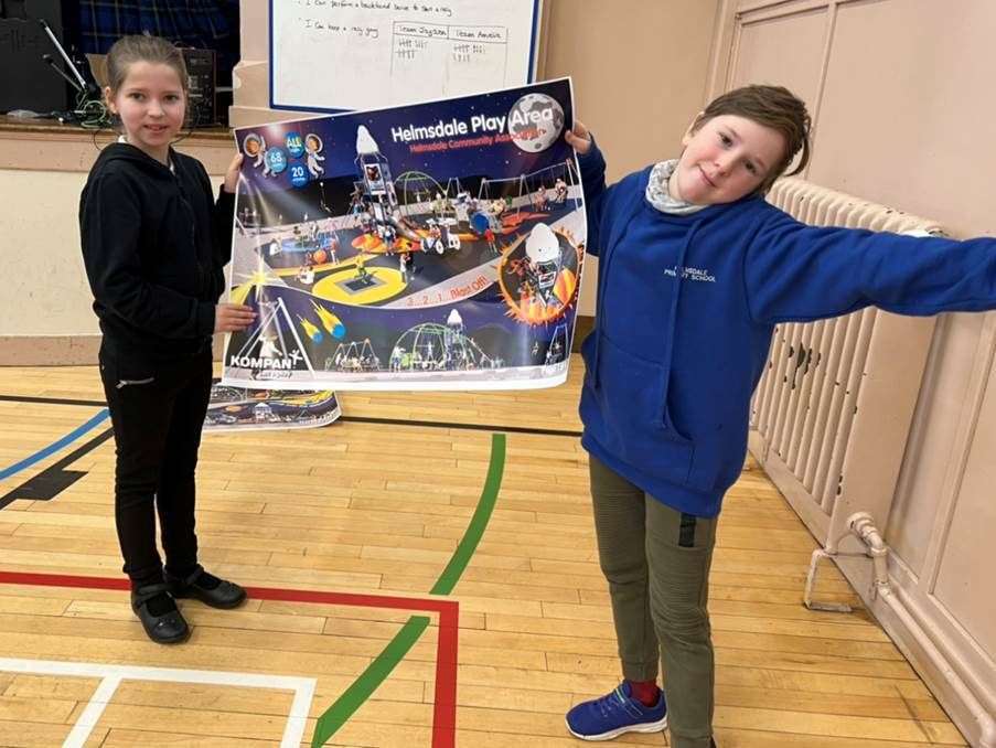 Na tym zdjęciu zrobionym w marcu 2022 r. uczniowie szkoły podstawowej w Helmsdale, Olivia McKay i Vaclav Junak, prezentują projekt kosmicznego parku zabaw.
