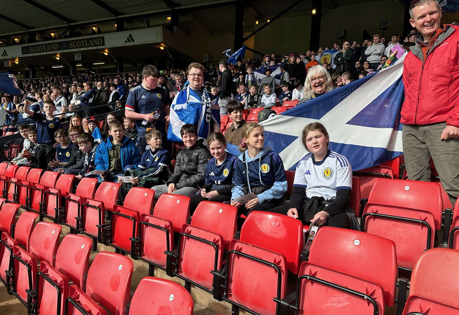 Los estudiantes de Kinlochbervy viajan más de 1000 millas para ver a los escoceses ganadores, ¡dos veces!