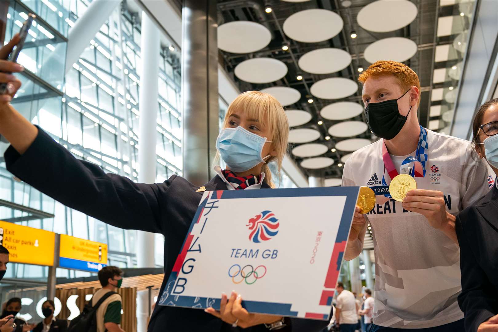 Tom Dean poses for a selfie at Heathrow (Aaron Chown/PA)
