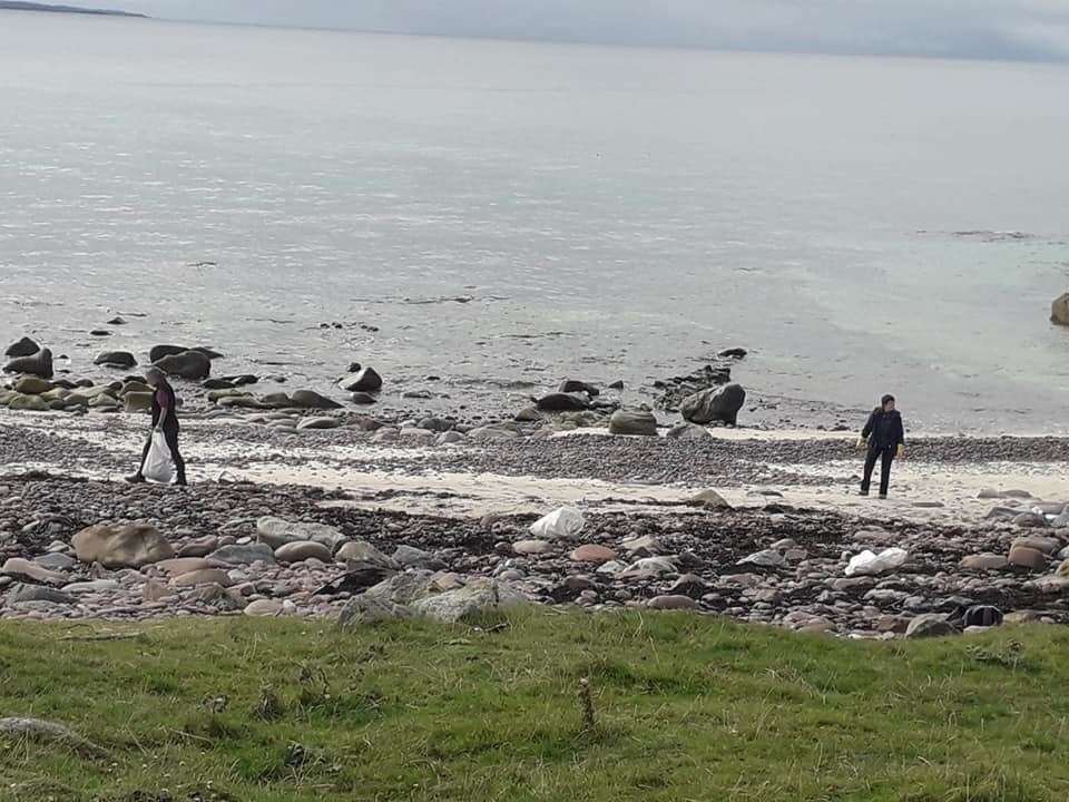 Volunteers working on Balchladich beach.