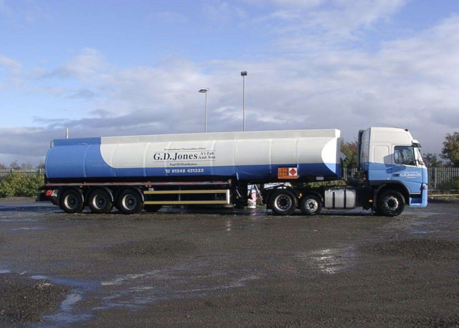 It is believed that the hydrogen gas will be transported by 44 tonne trucks like this, albeit in tubes rather than a single container.