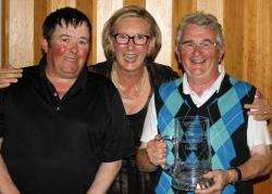 Mena Burkard (centre) from the Links Apartments with runner up Donald Sutherland and Links Trophy winner Robin Wilson (right).