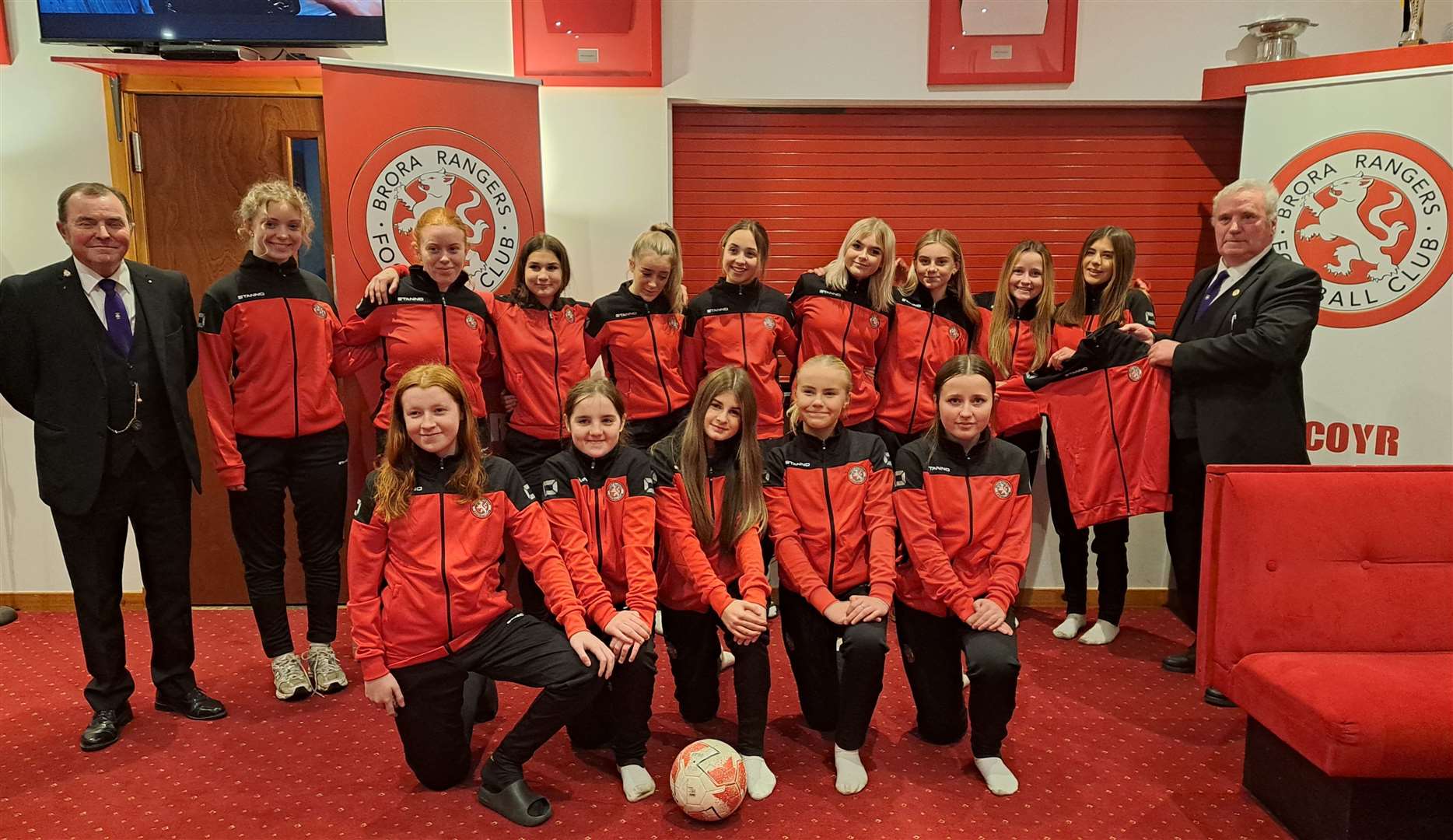 Tommy Wink (right) and Chas Lawson from Lodge Clyne presented the new kit to the girls on November 16.