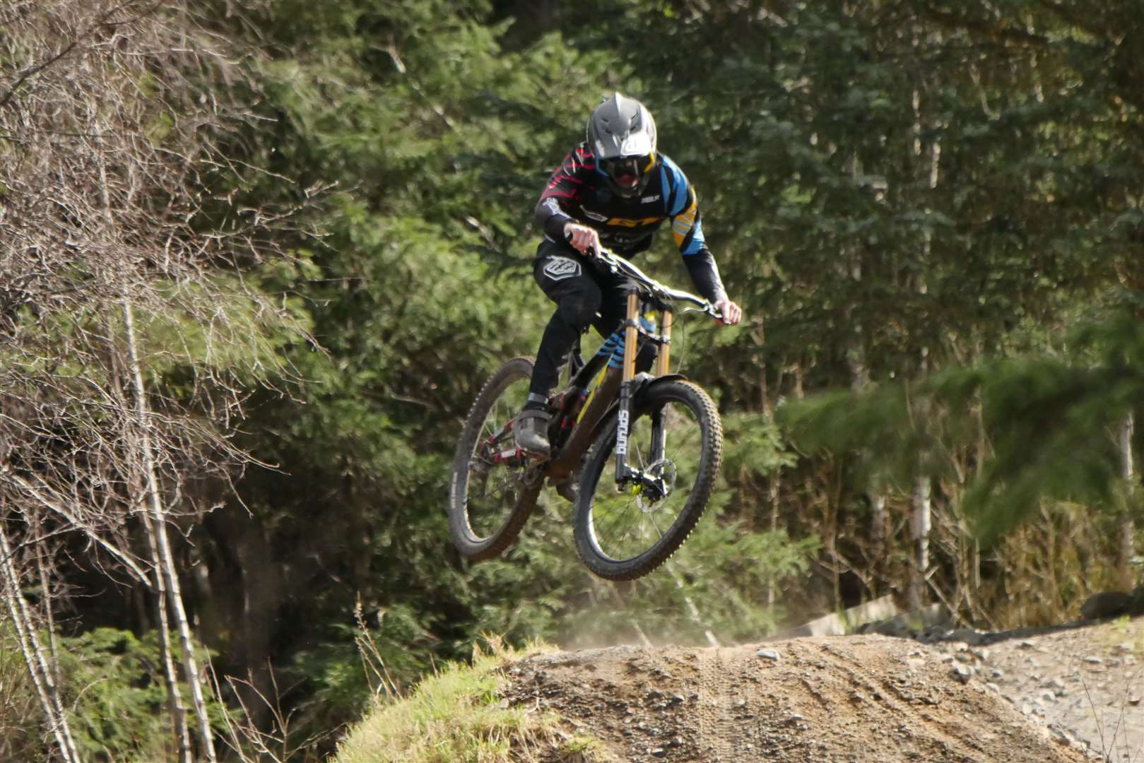 Lewis Duncan (16) has been selected to represent British Cycling at the UCI Downhill World Cup.