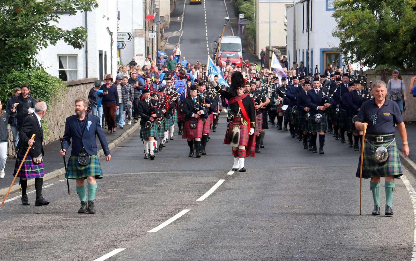 Donnie Ross and Lorna Macrae proudly served as this year’s standard-bearers, leading the parade from the village up to Couper Park, accompanied by the magnificent mass pipe Bands of Thurso, Tain, Sutherland Caledonian and Sutherland Schools.