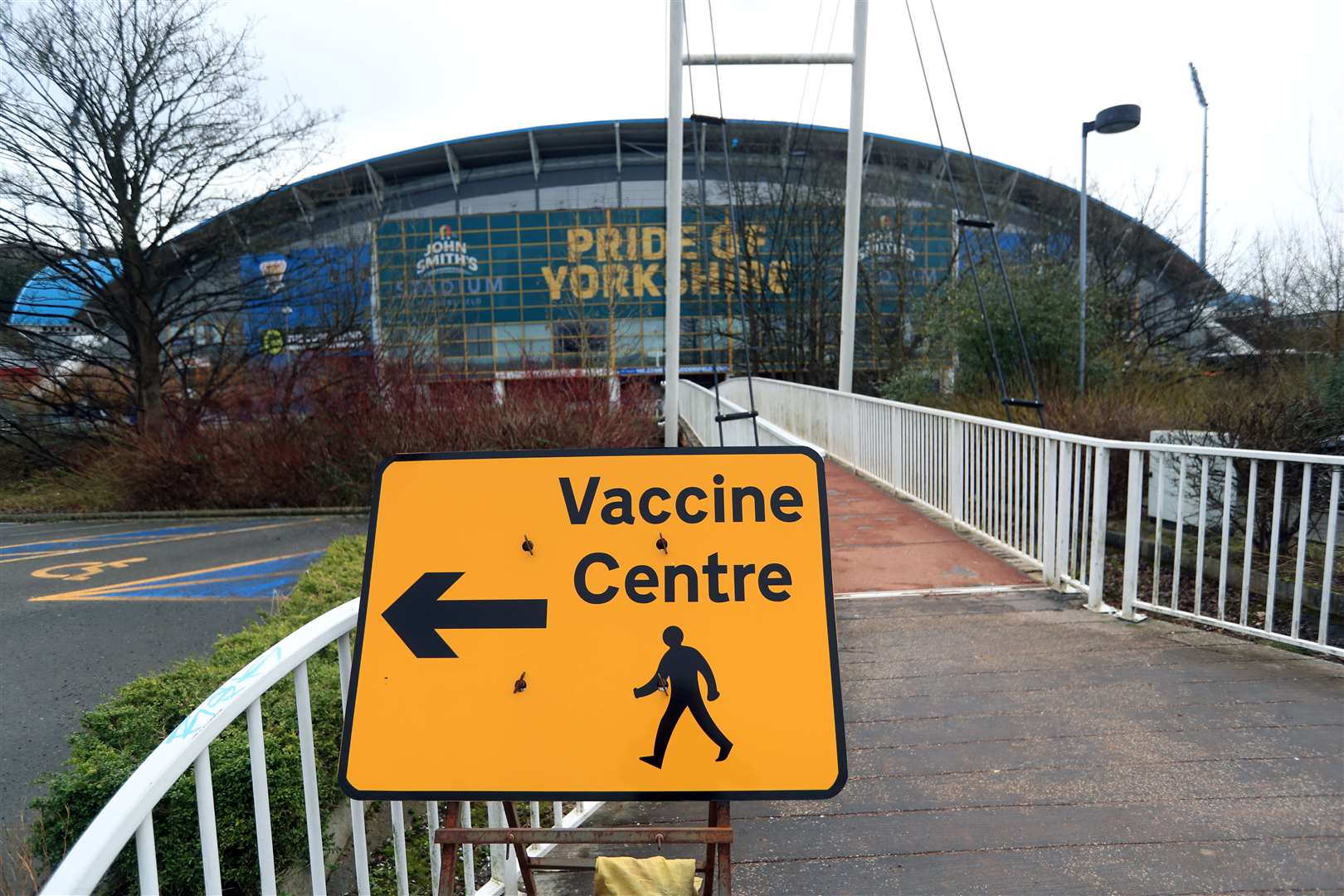Un panneau de centre de vaccination près du stade John Smith à Huddersfield (Mike Egerton / PA)