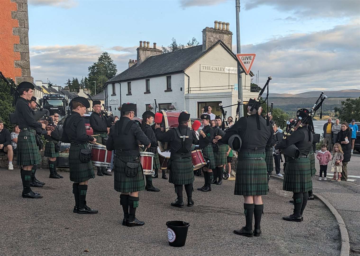 A performance by Ardross Pipe Band signalled the start of the Kyle of Sutherland Gala weekend.