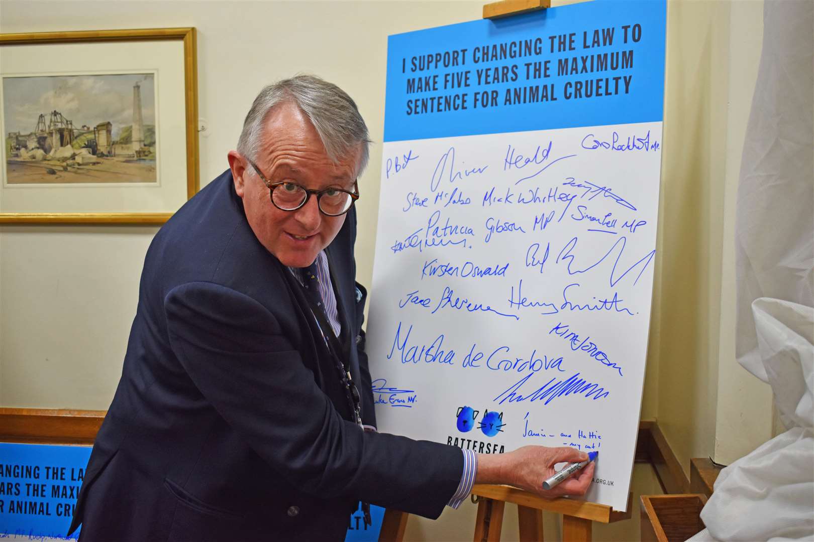 Jamie Stone MP signs the pledge on behalf of himself and his cat Hattie, calling for an increase in sentences for animal cruelty.