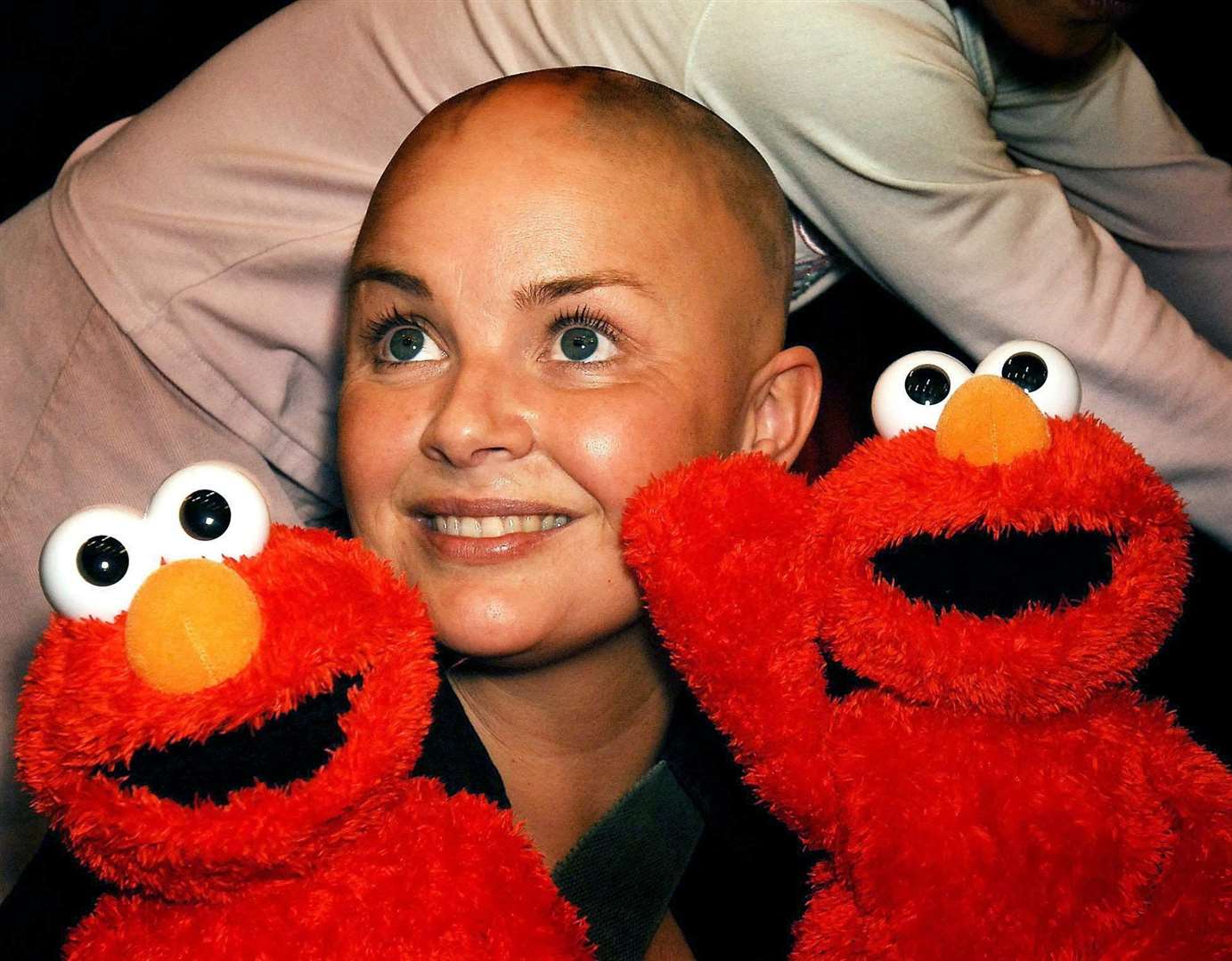 Broadcaster Gail Porter poses with TMX Elmo toy at Hamleys in 2005 (John Stillwell/PA Wire)
