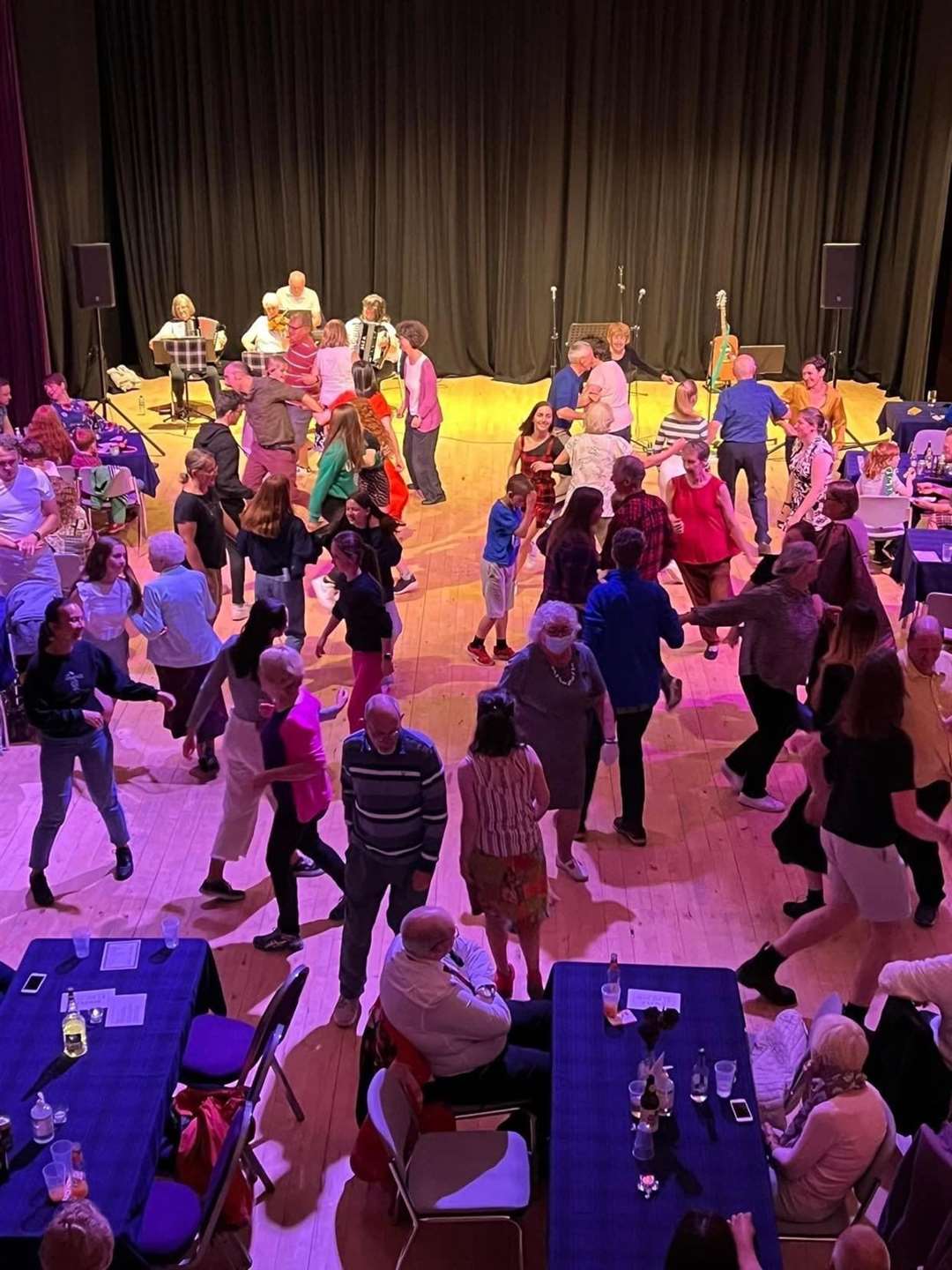 A ceilidh will entertain folk in Tain early next month.