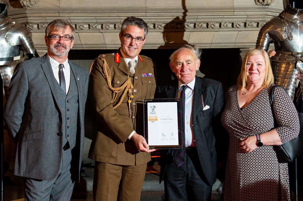 Councillor Roddy Balfour receives the gold award from Lieutenant General James Swift The Ministry of Defence’s HR Director, together with Jim McCreath and Jane Henderson from Highland Council’s human resources team.